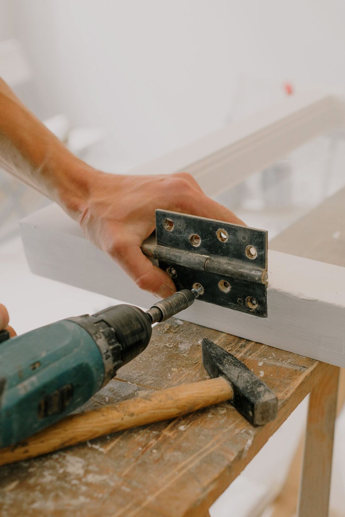 Hands fitting door hardware with a cordless drill