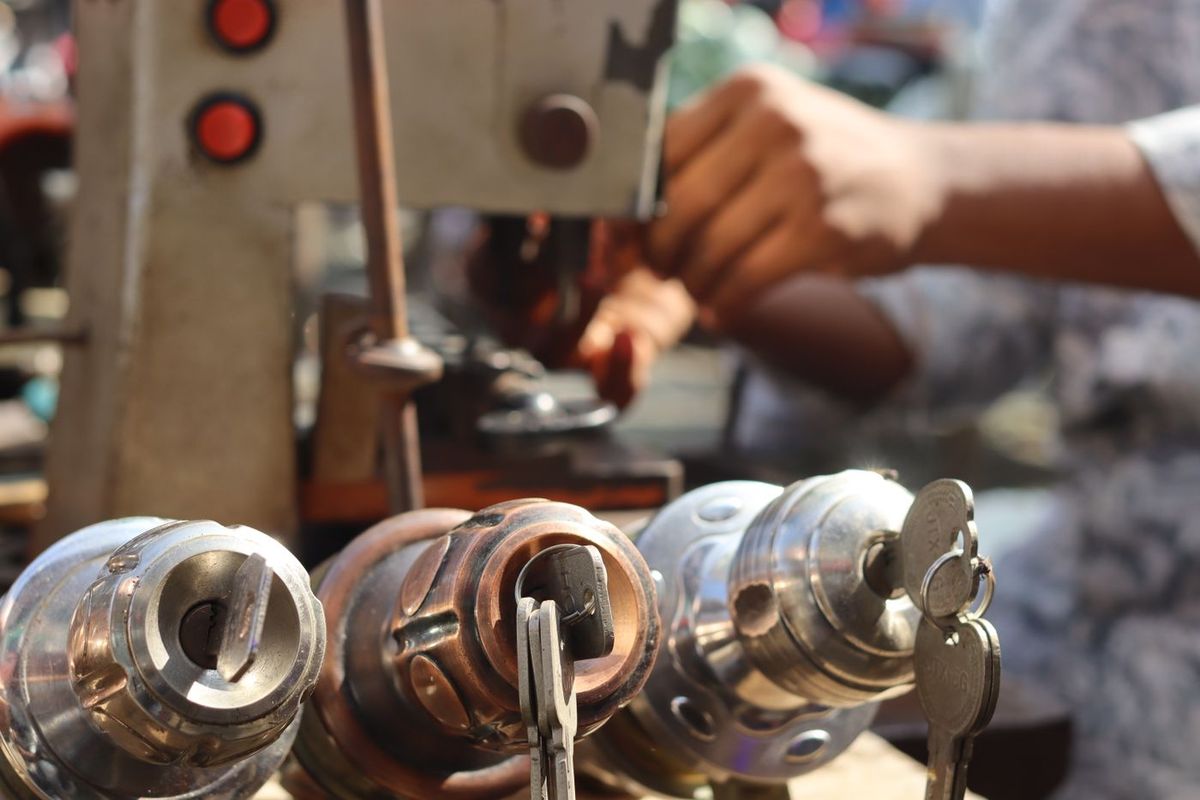 Cylinders and keys on a locksmith bench, ready for a master-key suite